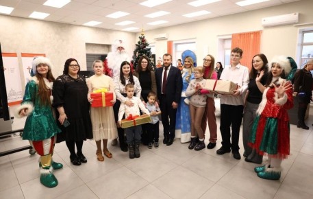 Глава ПАО «Т Плюс» вручил новогодние подарки детям из Ижевска