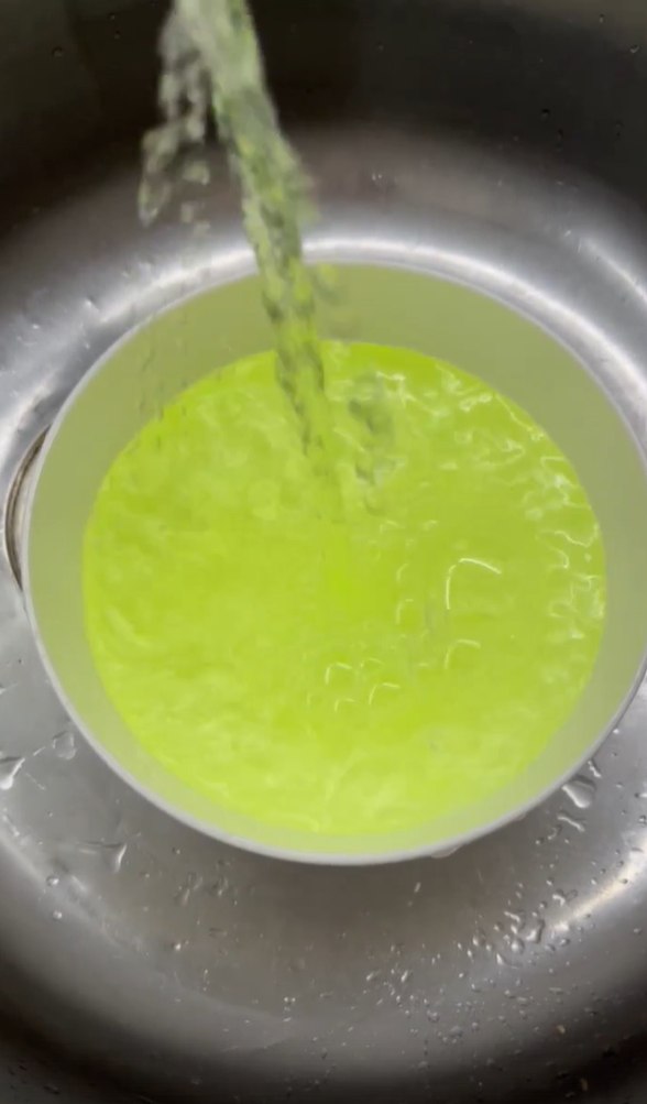 В Шаркане из кранов начала течь зелёная вода