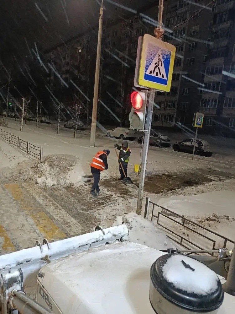 Дорожная техника в усиленном режиме продолжает ликвидировать последствия двухдневного снегопада Дорожная техника в усиленном режиме продолжает ликвидировать последствия двухдневного снегопада