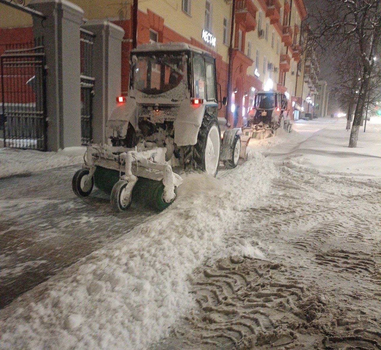 Дорожная техника в усиленном режиме продолжает ликвидировать последствия двухдневного снегопада Дорожная техника в усиленном режиме продолжает ликвидировать последствия двухдневного снегопада