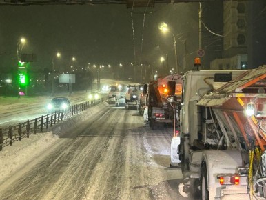 Дорожная техника в усиленном режиме продолжает ликвидировать последствия двухдневного снегопада