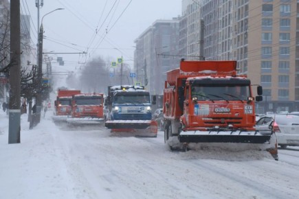 Сегодня днем на улицах Ижевска работают 143 спецмашины и 140 рабочих ручного труда