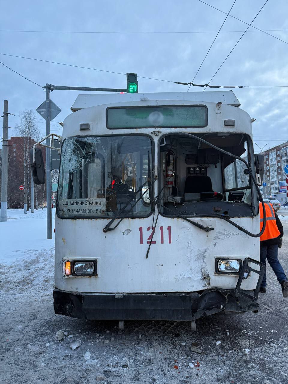 Два пассажира общественного транспорта пострадали при столкновении троллейбуса и погрузчика в Ижевске Два пассажира общественного транспорта пострадали при столкновении троллейбуса и погрузчика в Ижевске