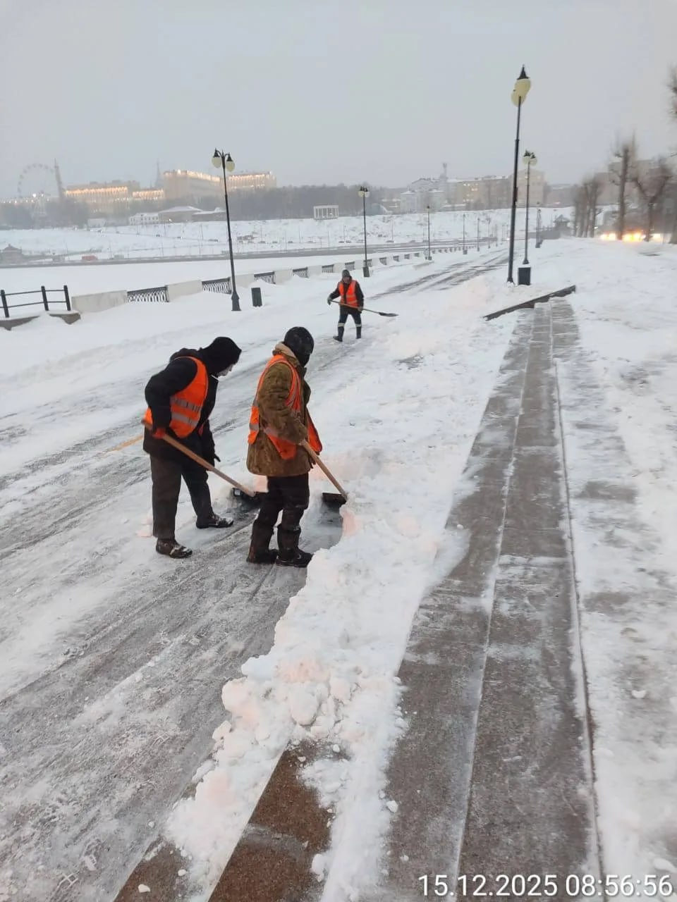 Сегодня днем на улицах Ижевска работают 143 спецмашины и 140 рабочих ручного труда Сегодня днем на улицах Ижевска работают 143 спецмашины и 140 рабочих ручного труда