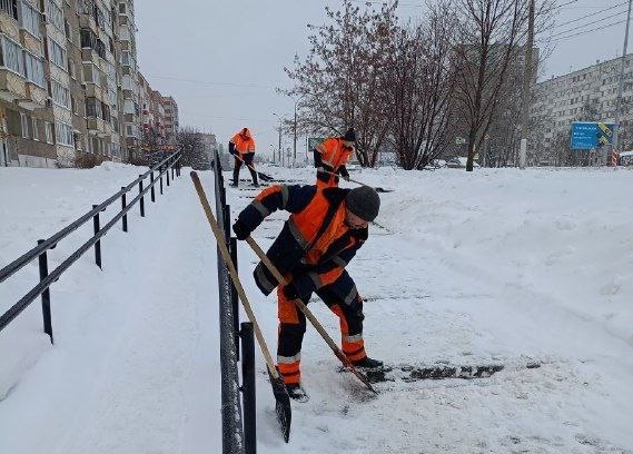 Погода снова снежная, а дорожные патрули - на боевом дежурстве Погода снова снежная, а дорожные патрули - на боевом дежурстве