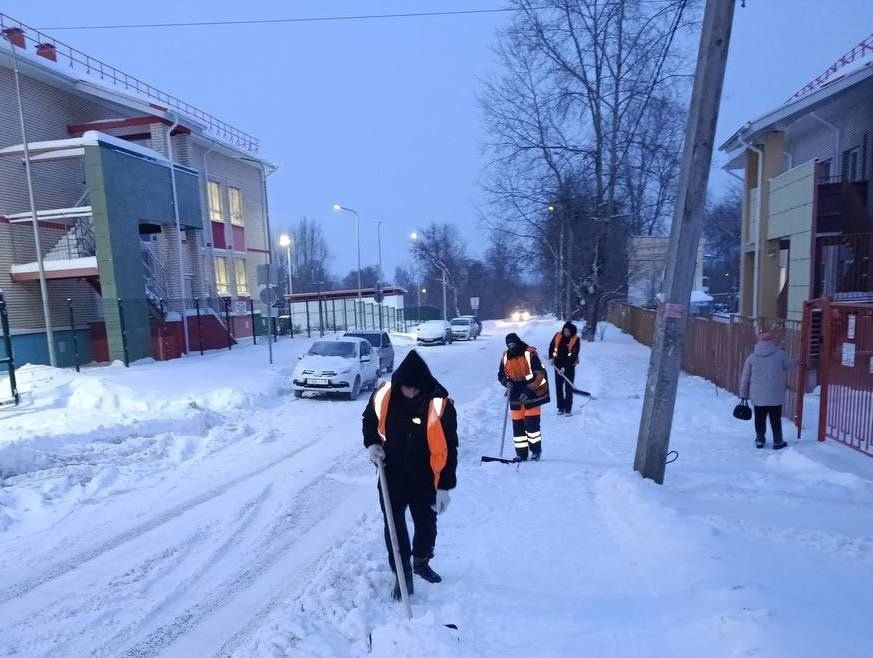 Погода снова снежная, а дорожные патрули - на боевом дежурстве Погода снова снежная, а дорожные патрули - на боевом дежурстве
