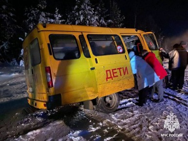 Число пострадавших в результате ДТП в Удмуртии увеличилось до 14 человек, из них 8 детей, сообщают в региональном МЧС