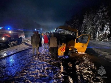 Несколько человек, в том числе дети, пострадали в результате аварии в Удмуртии, сообщает ГУ МЧС по региону