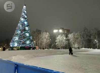На центральном катке Ижевска круглосуточно заливают лёд