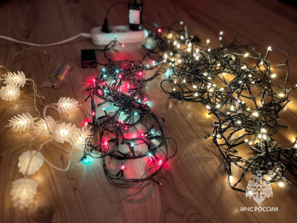 Пиротехника и гирлянды. Сотрудники МЧС России из испытательной пожарной лаборатории Удмуртской Республики предупреждают о значительном росте количества пожаров в период новогодних праздников