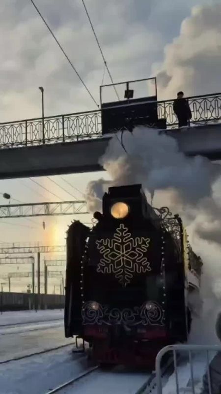 Лилия Залетова, председатель Ленинской ТИК Ижевска, подготовила небольшое чудо - показала, как выглядит поезд Деда Мороза, который прибыл в Ижевск