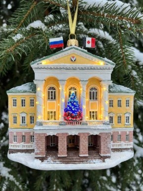 Наш друг фотограф Даниил Моисеев побаловался с ИИ и нарисовал ёлочные игрушки, которые могут быть узнанными многими жителями Ижевска