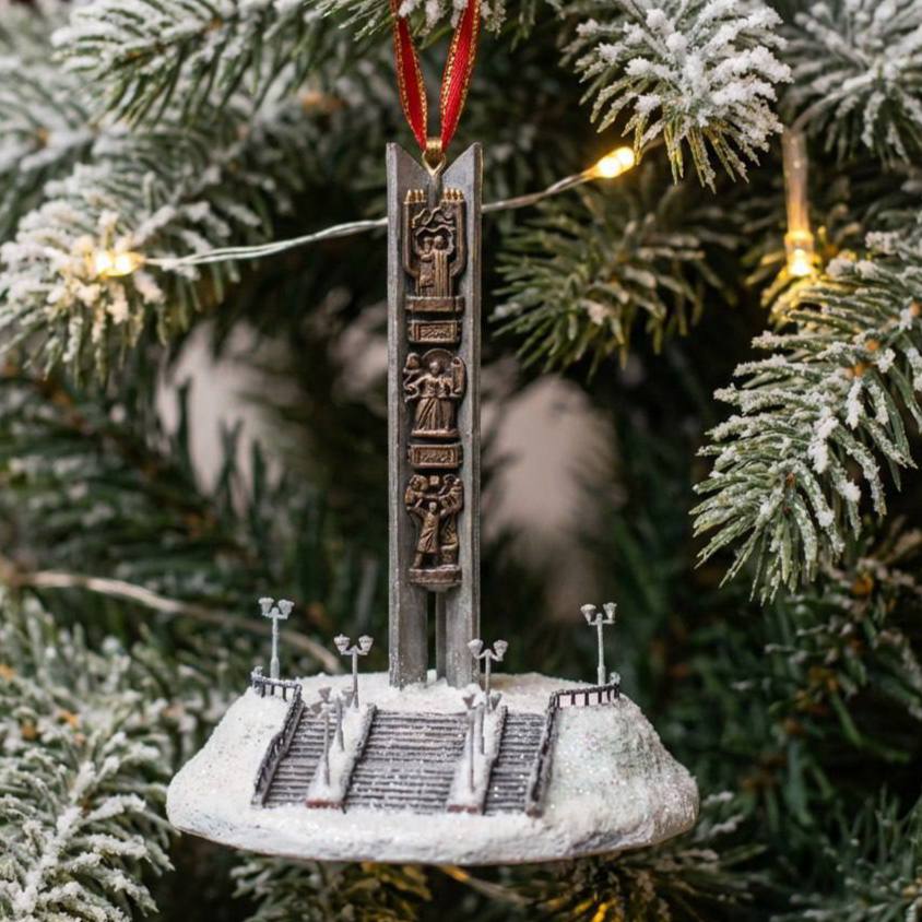 Наш друг фотограф Даниил Моисеев побаловался с ИИ и нарисовал ёлочные игрушки, которые могут быть узнанными многими жителями Ижевска Наш друг фотограф Даниил Моисеев побаловался с ИИ и нарисовал ёлочные игрушки, которые могут быть узнанными многими жителями Ижевска