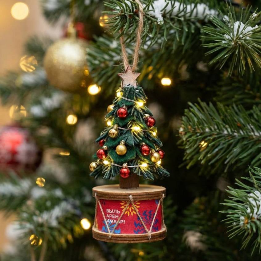 Наш друг фотограф Даниил Моисеев побаловался с ИИ и нарисовал ёлочные игрушки, которые могут быть узнанными многими жителями Ижевска Наш друг фотограф Даниил Моисеев побаловался с ИИ и нарисовал ёлочные игрушки, которые могут быть узнанными многими жителями Ижевска