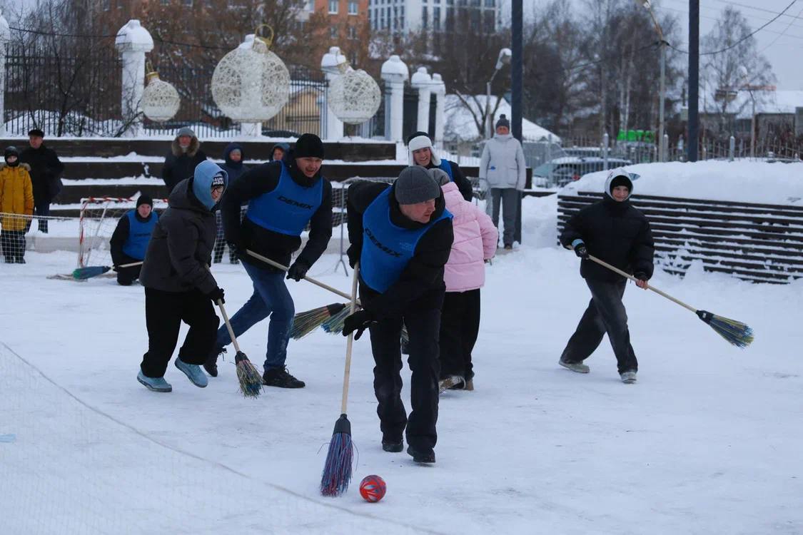 3 января в Ижевске прошли турниры по хоккею на валенках и «Чужонболу» 3 января в Ижевске прошли турниры по хоккею на валенках и «Чужонболу»