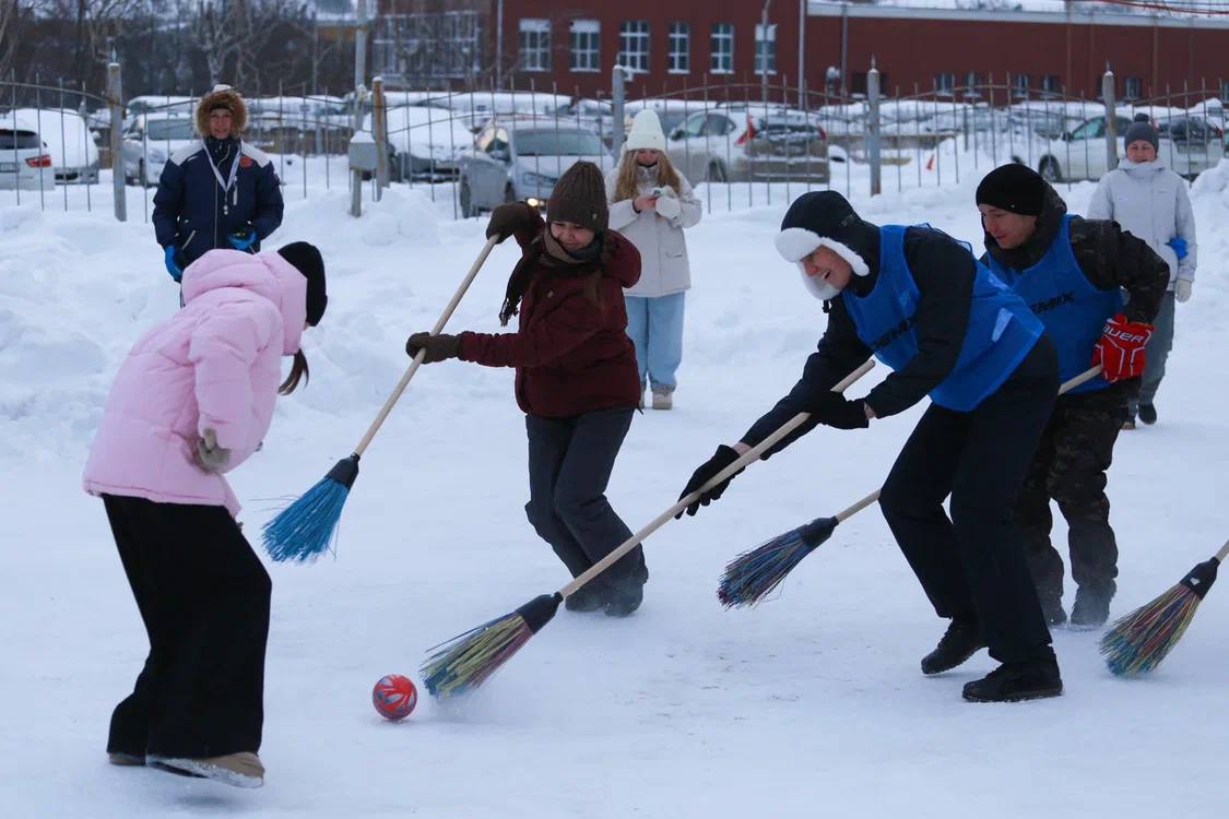 3 января в Ижевске прошли турниры по хоккею на валенках и «Чужонболу» 3 января в Ижевске прошли турниры по хоккею на валенках и «Чужонболу»