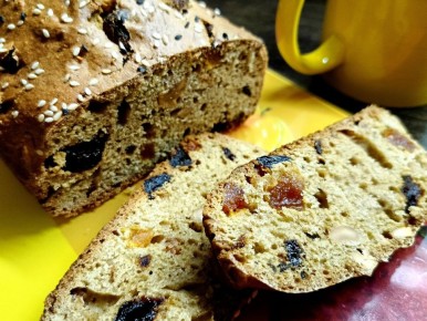 Тепло домашней выпечки: полезный кекс из цельнозерновой муки с орехами и сухофруктами