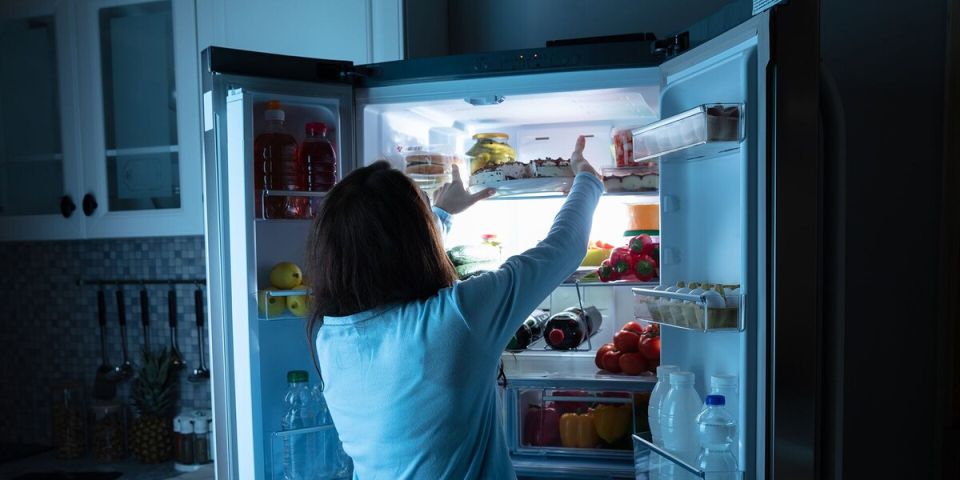 Почему стоит избегать хранения яиц и молока в дверце холодильника?