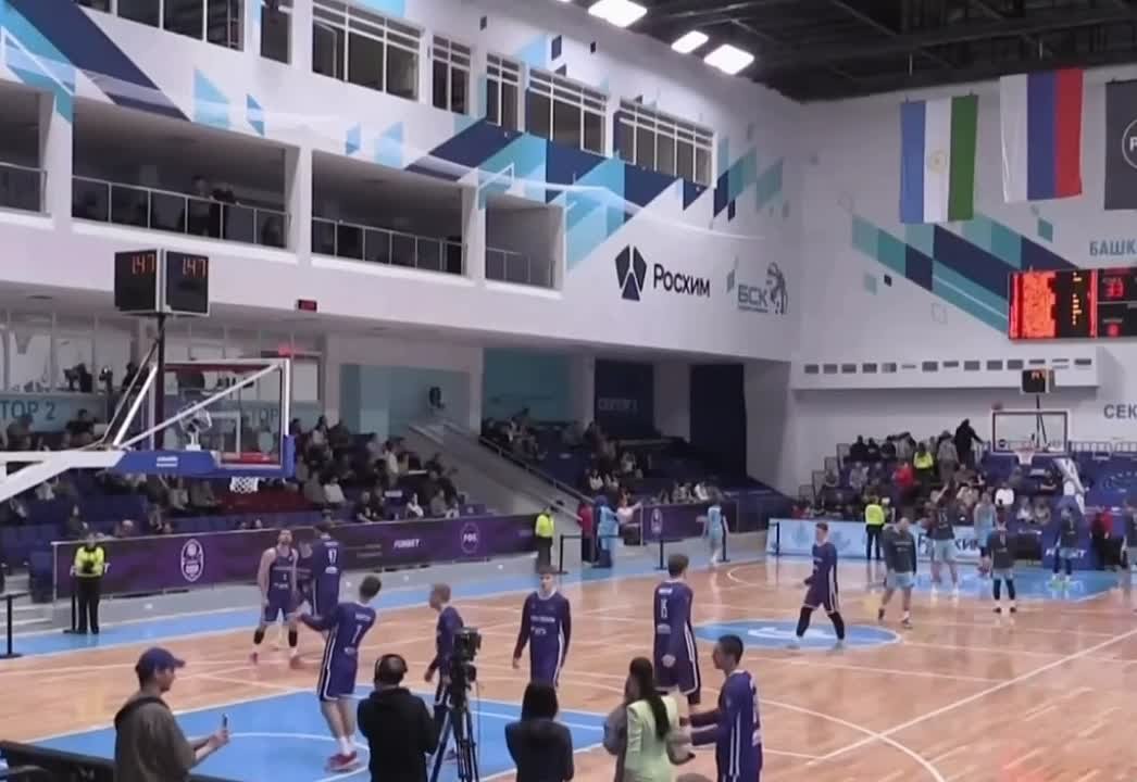 Блокировка в прямом эфире — на турнире в Уфе ижевский баскетболист снёс с ног журналистку и её визави во время флеш-интервью