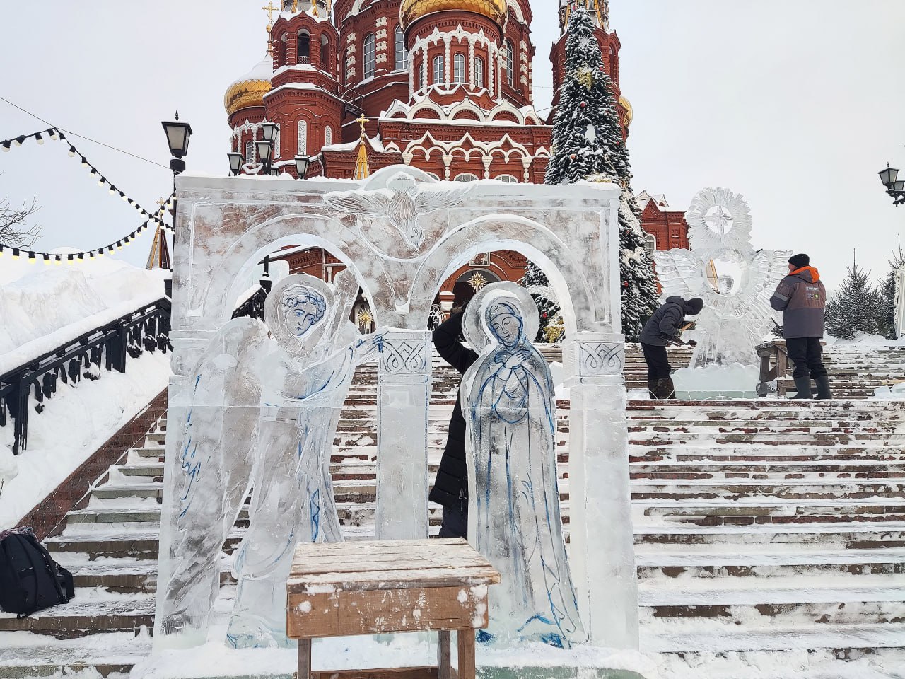 Пятнадцатый крещенский ледовый фестиваль Ангелов и Архангелов в Ижевске в разгаре Пятнадцатый крещенский ледовый фестиваль Ангелов и Архангелов в Ижевске в разгаре