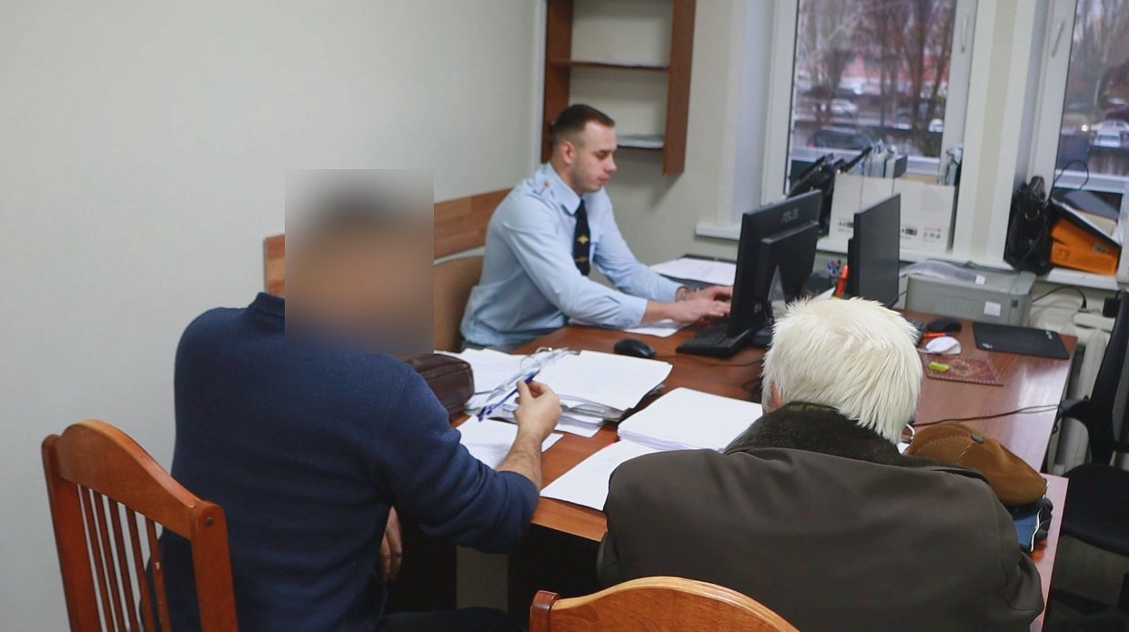 Брянская полиция вычислила трёх курьеров и дроппера, причастных к обману 84-летнего пенсионера Брянская полиция вычислила трёх курьеров и дроппера, причастных к обману 84-летнего пенсионера