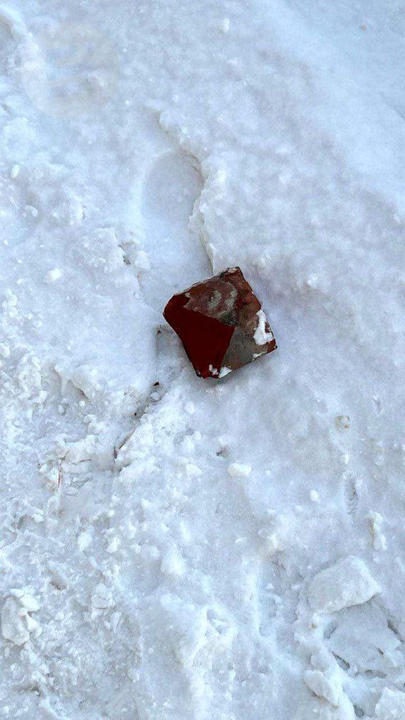 Кирпич упал на тротуар на улице Удмуртской в Ижевске, выпав из жилого дома Кирпич упал на тротуар на улице Удмуртской в Ижевске, выпав из жилого дома