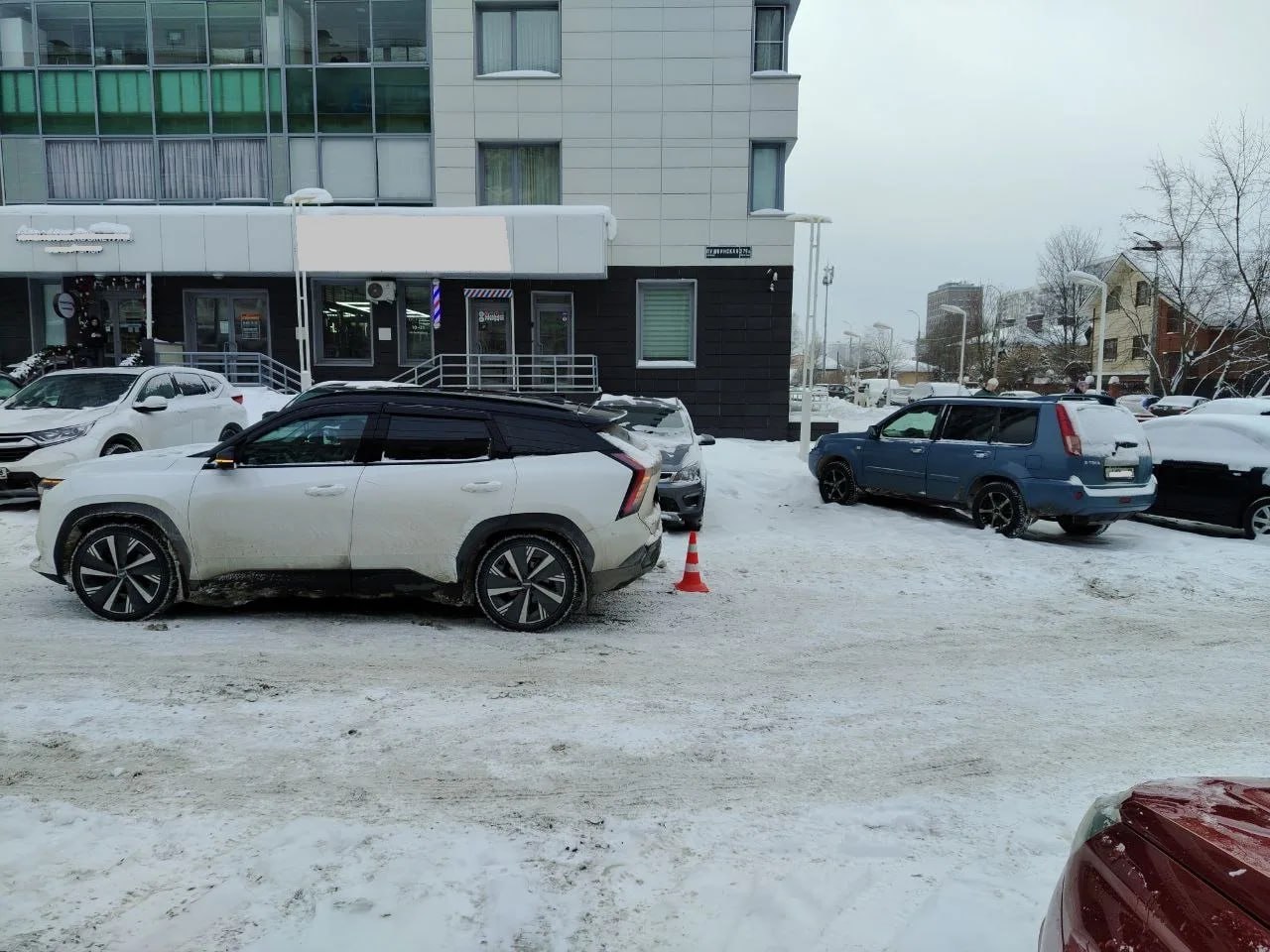 В Ижевске 21 января водитель во время движения задним ходом не заметил женщину-пешехода и наехал на неё, сообщает Госавтоинспекция Удмуртии В Ижевске 21 января водитель во время движения задним ходом не заметил женщину-пешехода и наехал на неё, сообщает Госавтоинспекция Удмуртии
