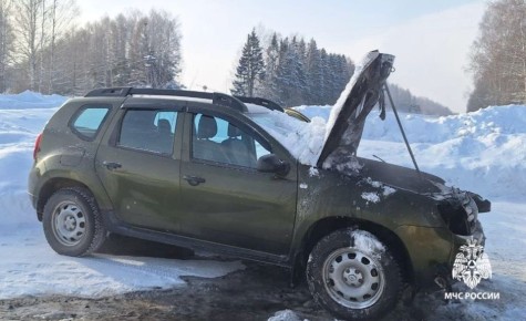 В Селтинском районе Удмуртии мужчина пытался отогреть свою машину, но устроил пожар, сообщает пресс-служба МЧС Удмуртии