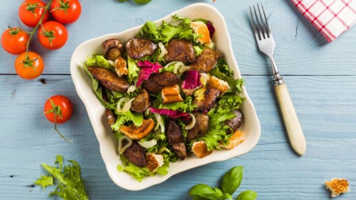 Бюджетный и аппетитный салат из куриной печени: простой рецепт
