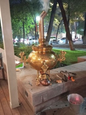 Новый взгляд на традиционный самовар и этажерки в ресторанной подаче