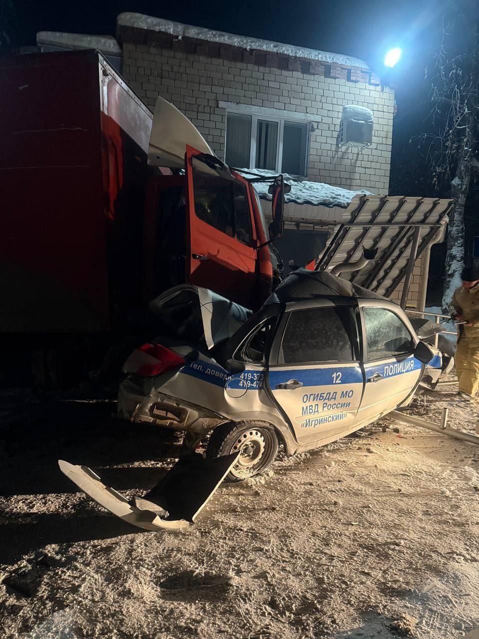 В п.Игра произошло ДТП с участием служебного транспорта