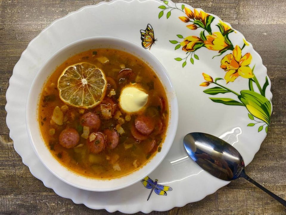 Нюансы солянки: как сделать наваристое блюдо вкусно и без лишних затрат