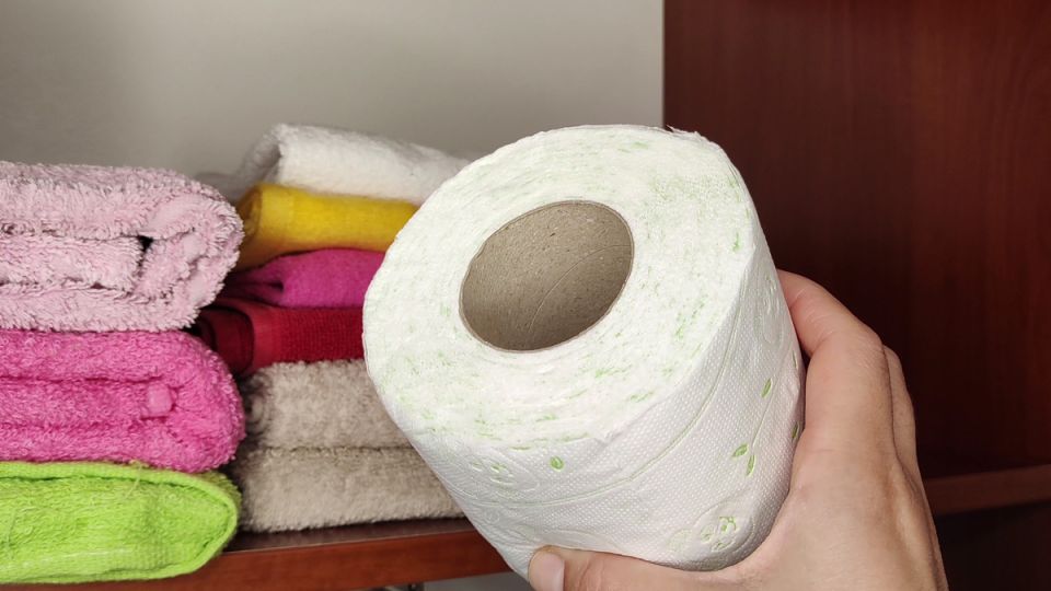Странная хозяйственная находка: рулон туалетной бумаги в шкафу работает как ароматизатор и влагопоглотитель