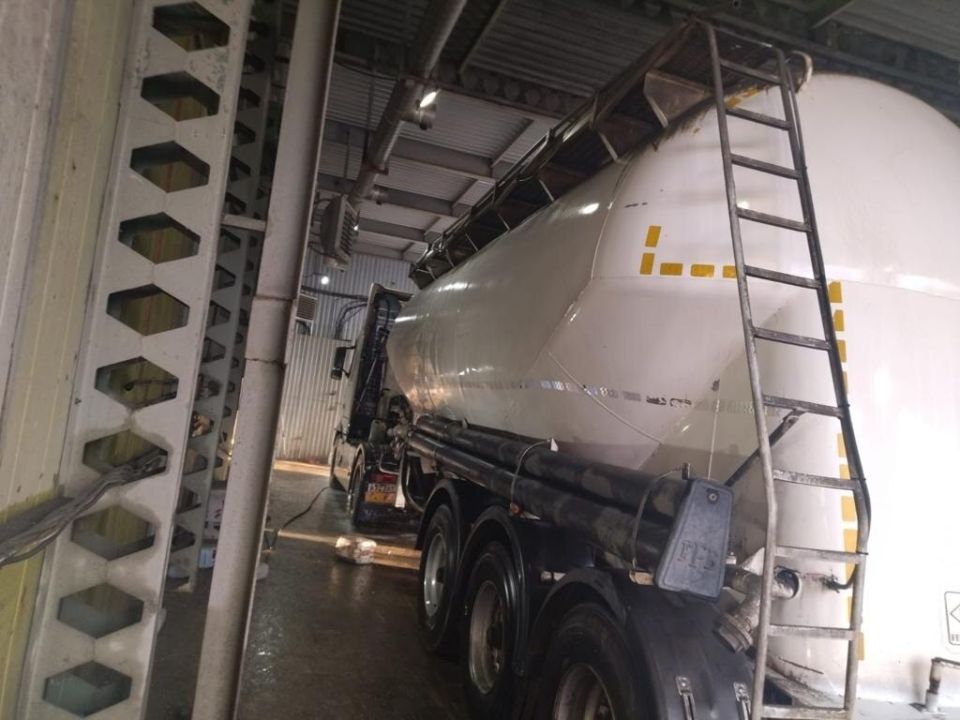 Спокойное разделение мнений: как правильно работать с очистителями бетона