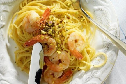 Спагетти с креветками и фисташками: простой путь к южному аромату на ужин