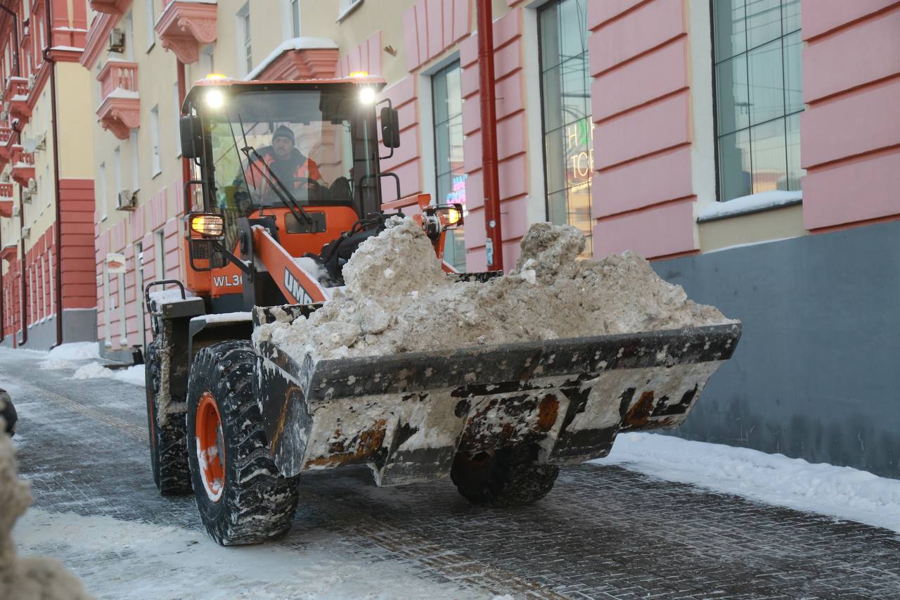 В Ижевске продолжается уборка снега В Ижевске продолжается уборка снега