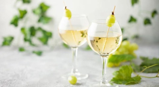 Белый винный лимонад: простое освежение из двух ингредиентов