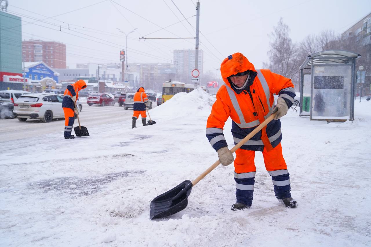 В Ижевске продолжается уборка снега