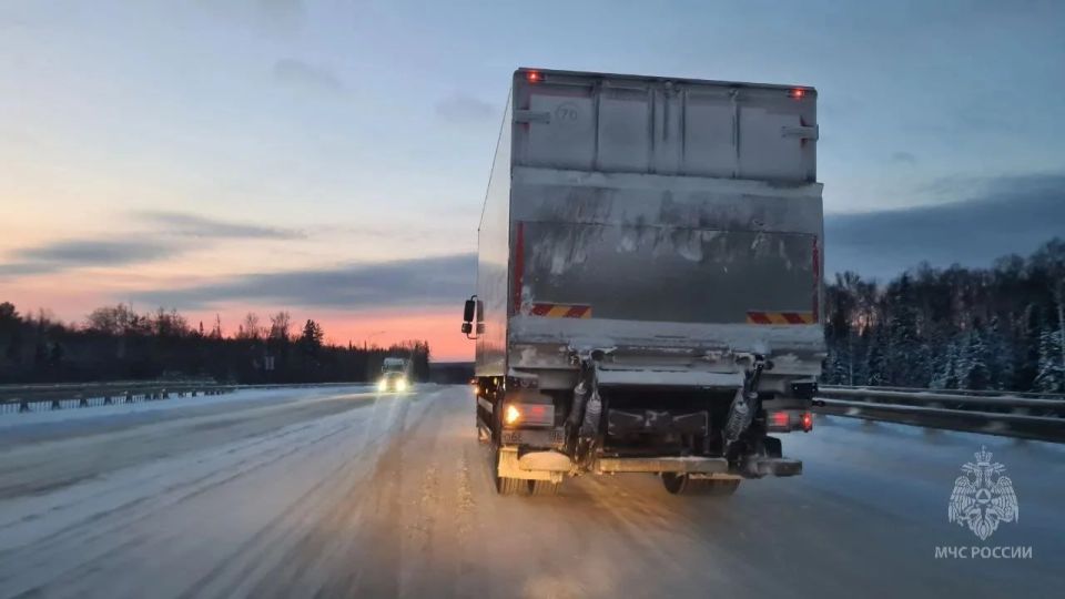 В Пермском крае ограничили движение грузовиков на участке федеральной трассы от Перми до границы с Дебёсским районом Удмуртии, сообщает пресс-служба регионального МЧС