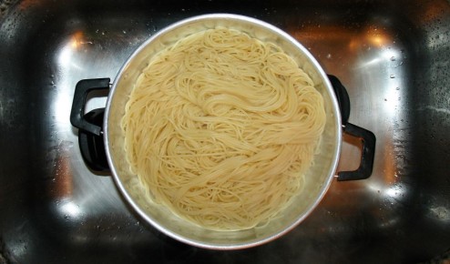 Макароны перестанут слипаться во время варки: поможет правильно подобранная посуда