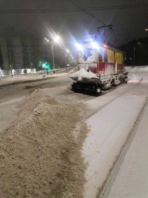 Спецтехника ИжГЭТа помогает дорожникам справляться с последствиями снегопада