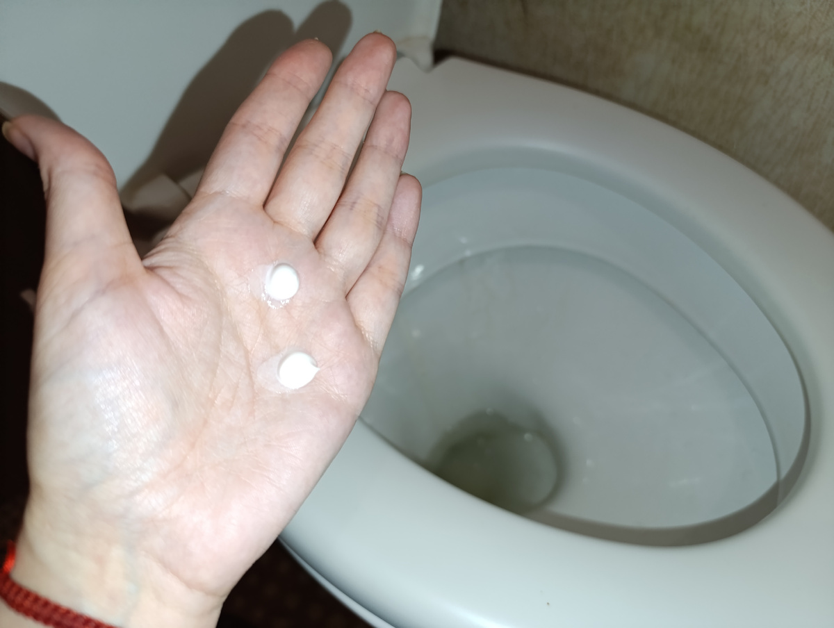 Чистый унитаз за пару минут: Как использовать зубную пасту и колу для блеска