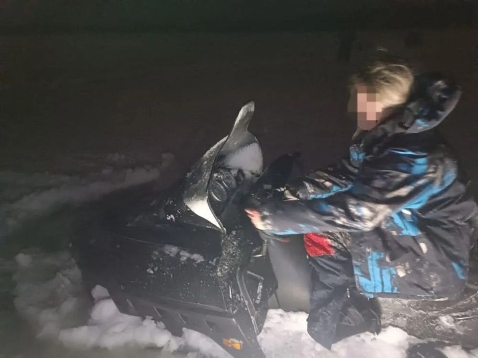 Снегоход с женщиной провалился в наледь на Воткинском пруду