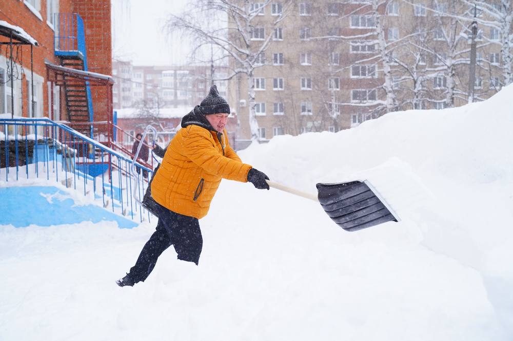 В Ижевске продолжается работа по очистке города от снега В Ижевске продолжается работа по очистке города от снега