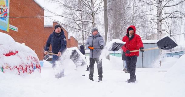 В Ижевске продолжается работа по очистке города от снега