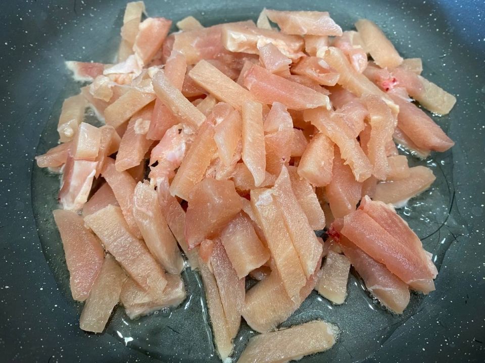 Гуляш из курицы: как приготовить с перчинкой и без лишних затрат