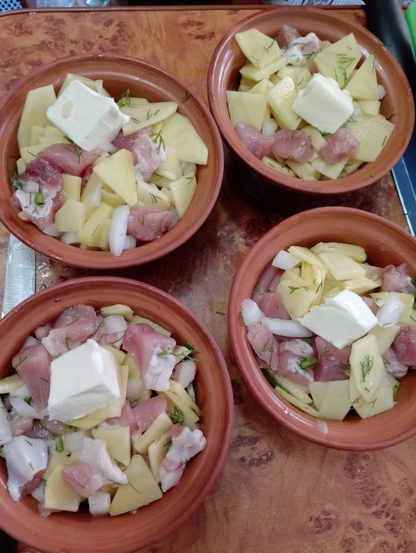 Как быстро приготовить вкусное блюдо в горшочках