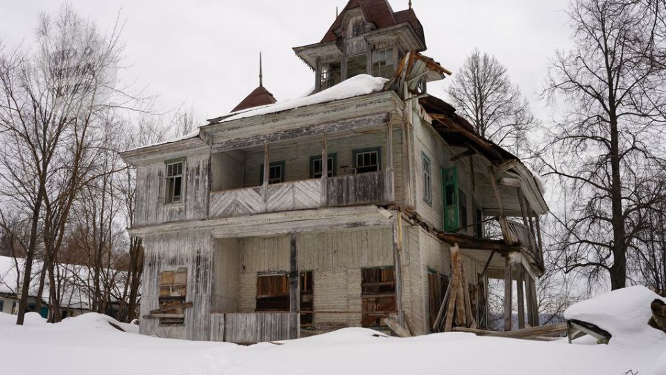 В Удмуртии разрушающуюся дачу оружейника Петрова на Воложке продали за 3,4 миллиона рублей, сообщает «Интерфакс» со ссылкой на материалы «Дом.РФ»