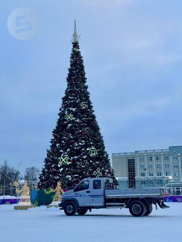 На Центральной площади Ижевска начали убирать световые конструкции и гирлянды