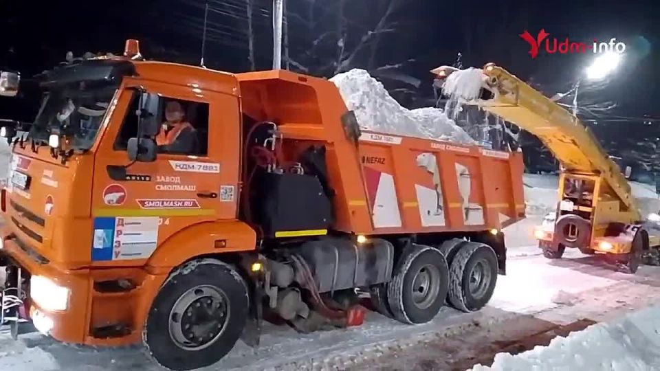 Ижевские коммунальщики яростно уничтожают снег